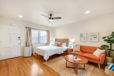 Stroll to the Beach from your 2nd Street Studio Отели рядом с достопримечательностью «Нейплс»