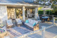 New Orleans Suburban Waterfront 5BR Home Sleeps 12 With Boat Dock