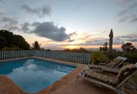 Honeymooner's Delight, Private Pool & Property,Ocean Views, close to beach.