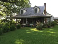 Vintage Home and Spacious Grounds - "mini-fest" Area - 3 Night Min. -