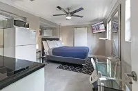 Studio apt near Wilton Manors, private fenced yard with pool, puppy friendly.