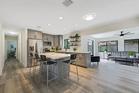 Gorgeous 3B/2B Private Heated Pool mins from the beach