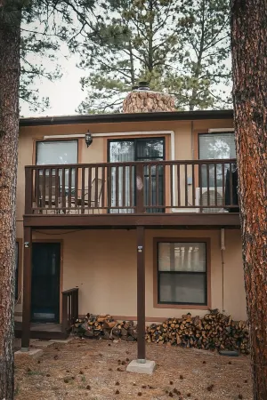 Mystic Pines-Spacious 2bd/2ba condo in a great location w/ deck& Fire Place! Отели рядом с достопримечательностью «Moon Mountain»