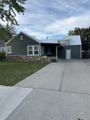 Custer Cottage / Fenced Yard