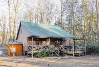 Cozy Pines Log Cabin 2BR+Loft Creekside w/ Hot Tub