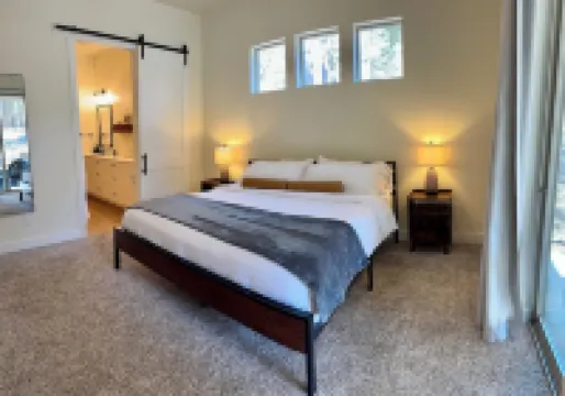 Spacious family friendly home, close to Grand Canyon, GC railroad and Rt66