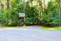 Heated Saltwater Pool • 4 Min to Woodstock • Private Deck & Fire Pit