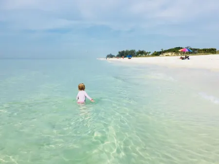 Unwind Sunshine - heated pool, steps to the local's favorite beach, free bikes Отели в г. Холмс Бич