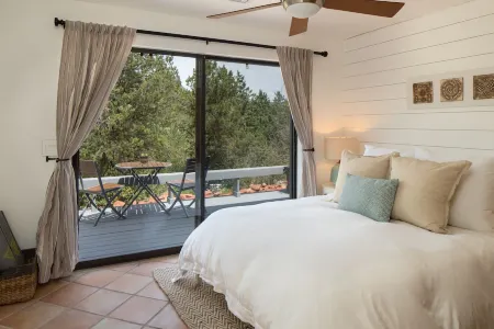 BRAND NEW REMODELED HOME WITH STUNNING VIEWS!!! Отели рядом с достопримечательностью «Часовня святого Креста»