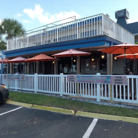 Sunset Lagoon. In the heart of Hudson. Waterfront. 2 minute walk beach/dining