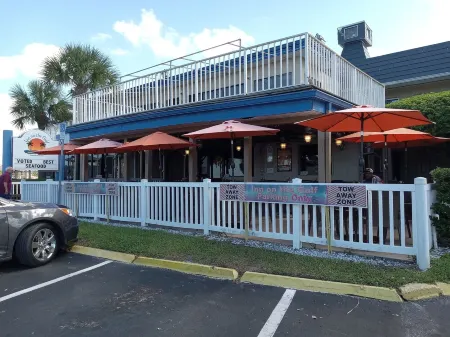 Sunset Lagoon. In the heart of Hudson. Waterfront. 2 minute walk beach/dining