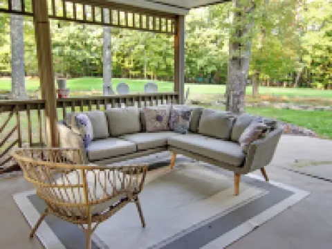 Golf Course Getaway: XL Cabin w/ Hot Tub, Pools, Beaches, Game Room, King Bed 萊克酒店