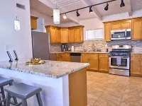 Bright & Comfy ~ 5 star Location~ Large Deck Oasis Hotels in Brookhaven