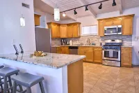 Bright & Comfy ~ 5 star Location~ Large Deck Oasis