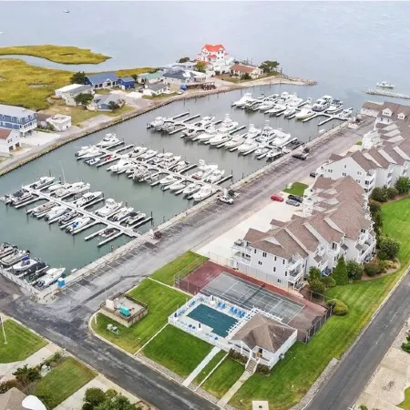 NEW: Spacious 4-BR townhome with marina & bay views, pool and easy beach access.