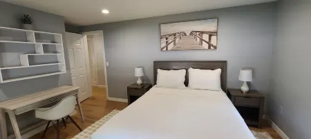 NEW! Edgartown 3 BR 2 Bath Newly Remodeled Home Отели в г. Эдгартаун