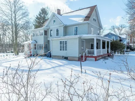 Beautiful home in a charming neighborhood. Close to dwntwn Geneva & Seneca Lake. Отели в г. Женева