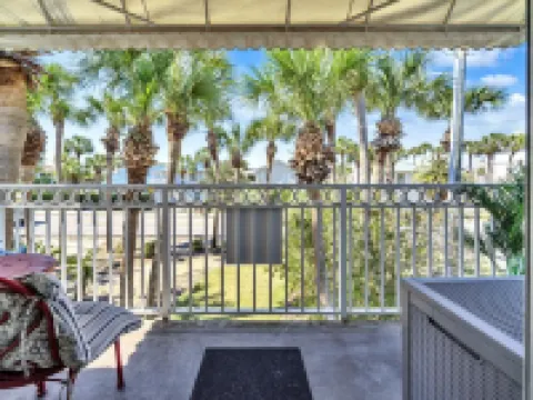 Beach Bungalow-Crystal Beach, Destin-Across Street from Beach & Steps to Pool