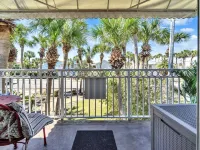 Beachside Bungalow ~ Location! Crystal Beach, Destin ~ Steps to Beach & Pool