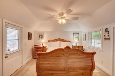 Bob’s Beach House cottage bungalow, Just walk Steps To The Beach! Boynton Inlet附近的飯店