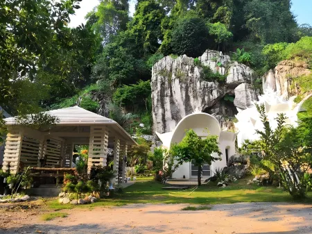 Rocky Farm Отели рядом с достопримечательностью «Big Coral Cave ,Gunung Karang Besar»