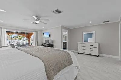 Water Front Home with Heated Pool & Hot Tub, 2 Master Suites & a Floating Dock. Hôtels à proximité de : 4835 Green Key Rd