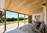 The Bonita Bitty Cottage -2 bed/1 bath waterfront cottage a mile from the beach! 센터 포르 더 아츠 오브 보니타 스프링스 주변 호텔