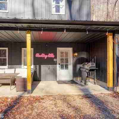Hot Tub~Firepit~Axe Throw~Near Ash, Old man’s cave, Cedar falls Hotel Exterior