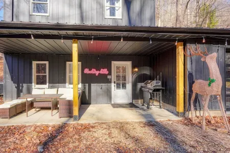 Hot Tub~Firepit~Axe Throw~Near Ash, Old man’s cave, Cedar falls
