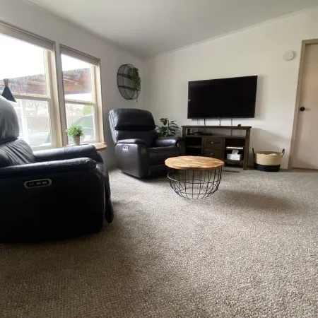 Super Clean, Cozy 3 Bedroom 2 Bath, Sleeps 6 close to Hereth Park