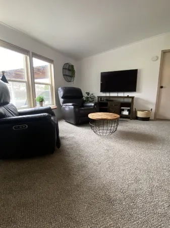 Super Clean, Cozy 3 Bedroom 2 Bath, Sleeps 6 close to Hereth Park