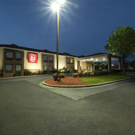 Red Roof Inn Charlotte - University Отели рядом с достопримечательностью «Торговый центр Tryon»