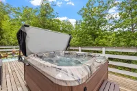 Renovated Alexandria NH jacuzzi house~firepit! gameroom! dog friendly! fenced Hotel a Alexandria