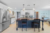 Cozy Sulphur Getaway, Pool & Basketball Court