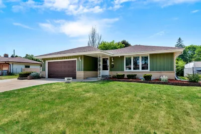 Group Getaway Retreat: Hot tub, Game Room, Cinema & Firepit Hotels near Milwaukee Airport-Trains