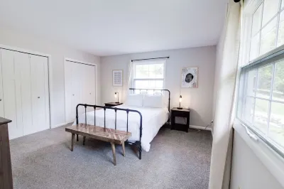 Treetop house with direct access to bike trails and small walk to Lake Avalon