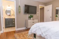 Poconos Oasis with hot tub, Game RM, & Fire pit. 8 min from Bushkill & Shawnee