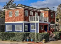 The Sand Dollar Beach House- 3 min walk to the beach and Pet Friendly! Hotels near 4175 N Hwy 101