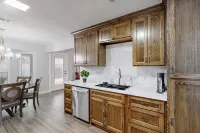 Spacious 5-Bedroom House with Wifi and Newly Furnished in Fabulous Arlington.