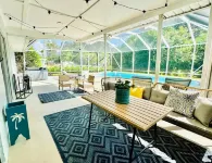 Newly Renovated 4-bedroom Oasis with Private Pool & Hot-tub- Minutes to Beaches Hotel a Vero Beach South