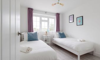 Coastal Retreat for 10 With Hot Tub