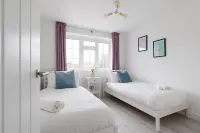 Coastal Retreat for 10 With Hot Tub