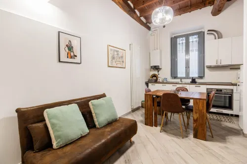 Moderno Loft Nel Cortile di un Casale Storico