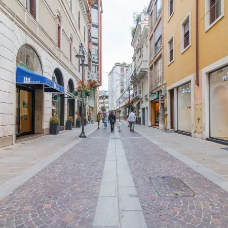 GuestHost - San Fermo Luxury Apartment