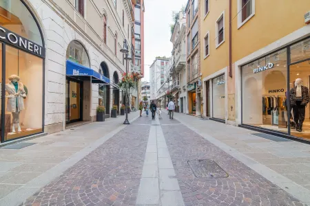 San Fermo Luxury Apartment Отели рядом с достопримечательностью «Amusement Park»