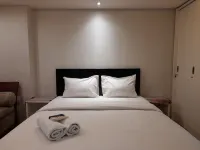 Modern Studio Room at Gateway Ahmad Yani Cicadas Apartment Hotel dekat STMIK Bandung
