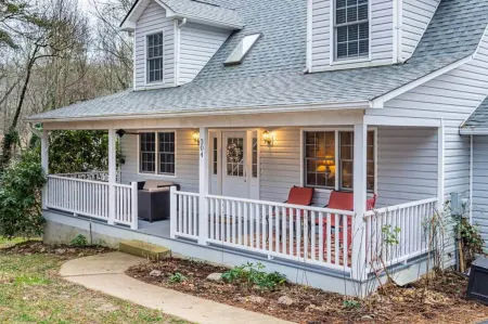 Asheville Cottage Retreat by AvantStay A Charm Отели в г. Фэрвью