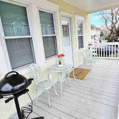 Cozy modern 2br retreat in charming Greenwich. Just remodeled! Others