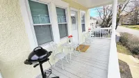 Cozy 2Br Retreat in Greenwich. Walk to Restaurants & Beach! Off-Street Parking. Hotel a Greenwich