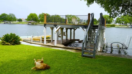 Elm Lodge - Lake House w/ Pool, Dock, 100' Lake Front, Large Yard w/ Great Views Отели рядом с достопримечательностью «Lake Lyndon B. Johnson»